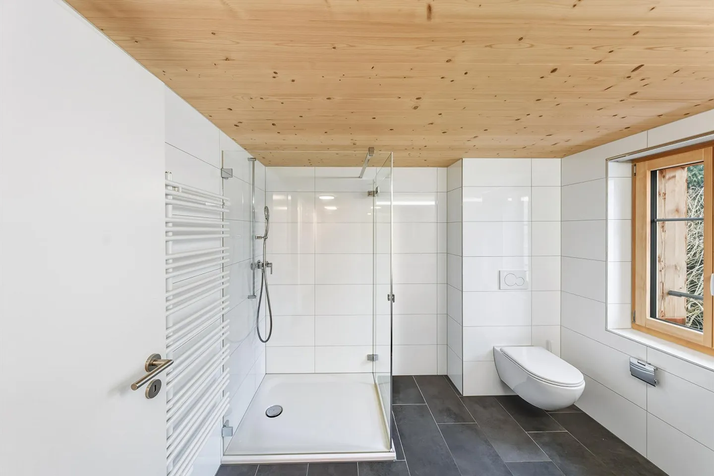 Maison individuelle entièrement rénovée de 4,5 pièces avec appartement de 2,5 pièces - Photo 10 sur 17