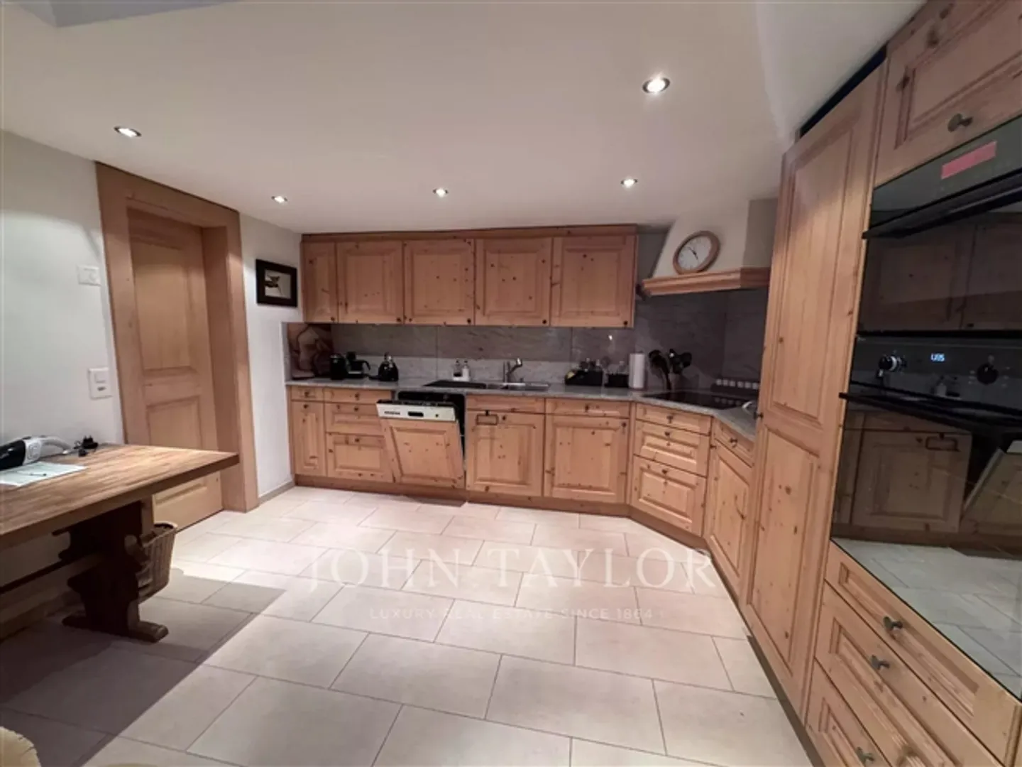 Modern Apartment in Gstaad - Photo 4 of 12