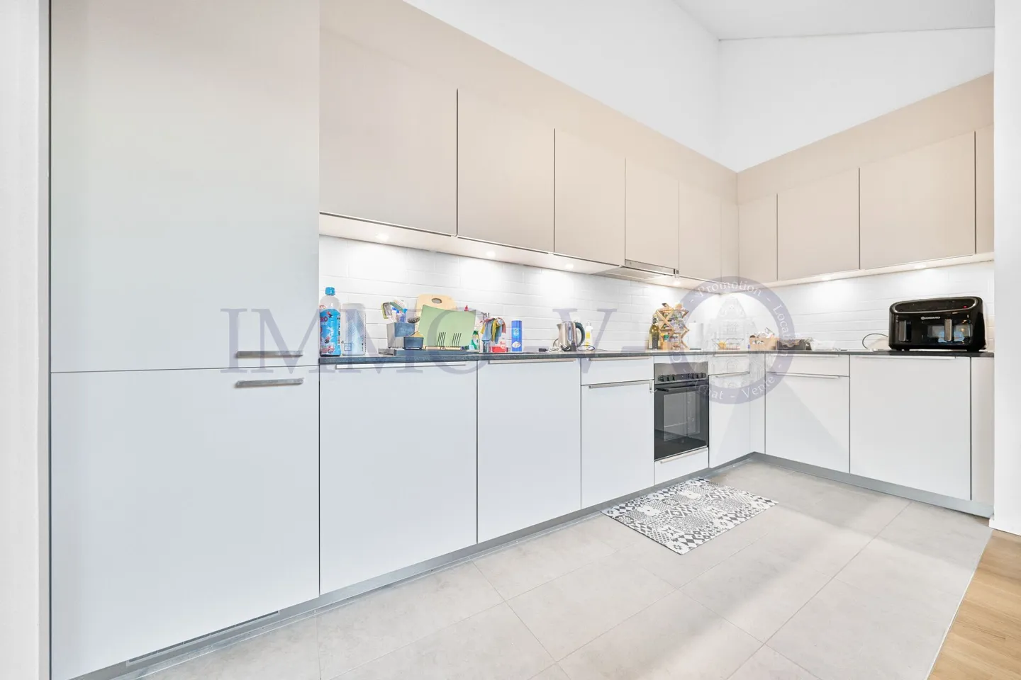 SPAZIOSO E LUMINOSO CON BALCONE-LOGGIA - Foto 3 di 7