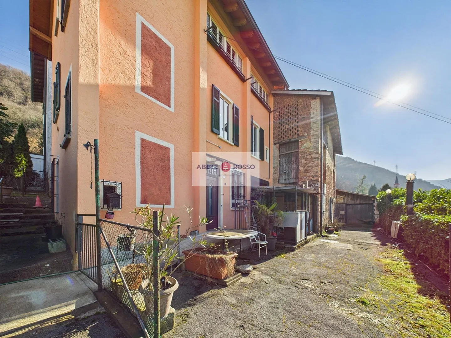 Casa familiare con terreno - Foto 2 di 16