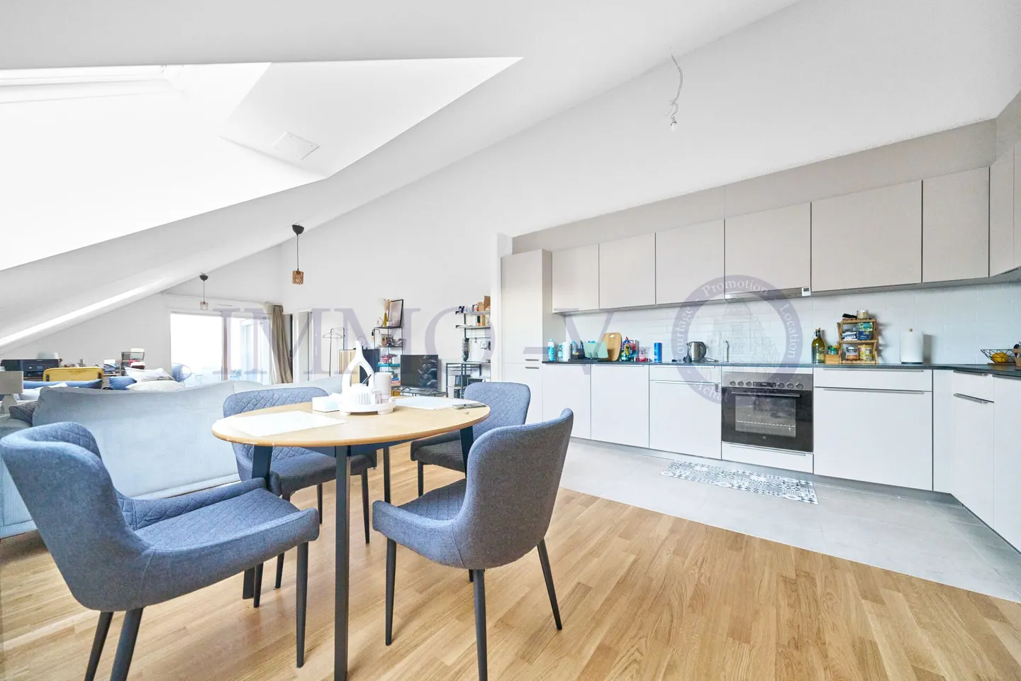 SPAZIOSO E LUMINOSO CON BALCONE-LOGGIA - Foto 2 di 7