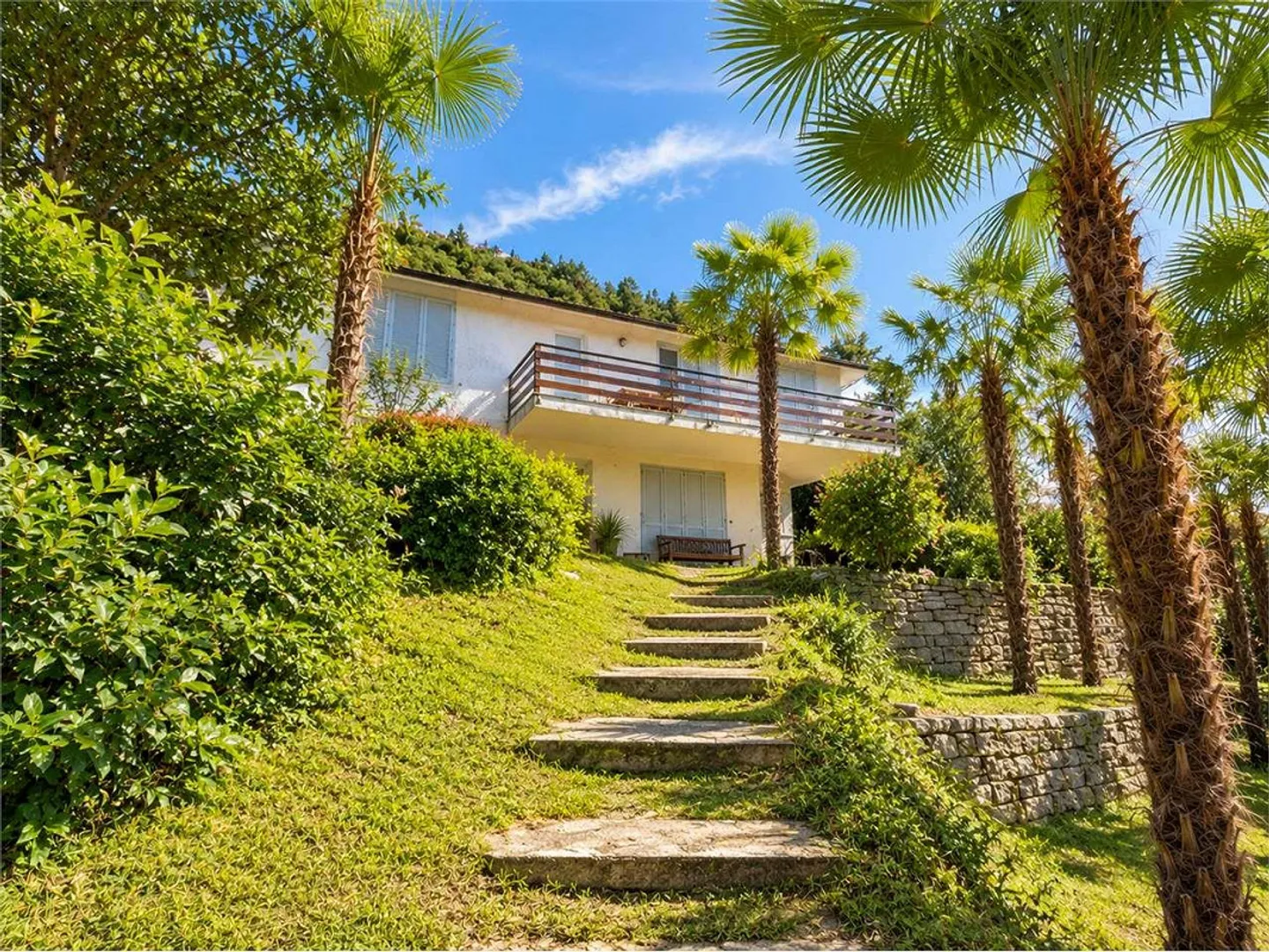Casa bifamiliare con vista libera e grande potenziale di sviluppo - Foto 1 di 13