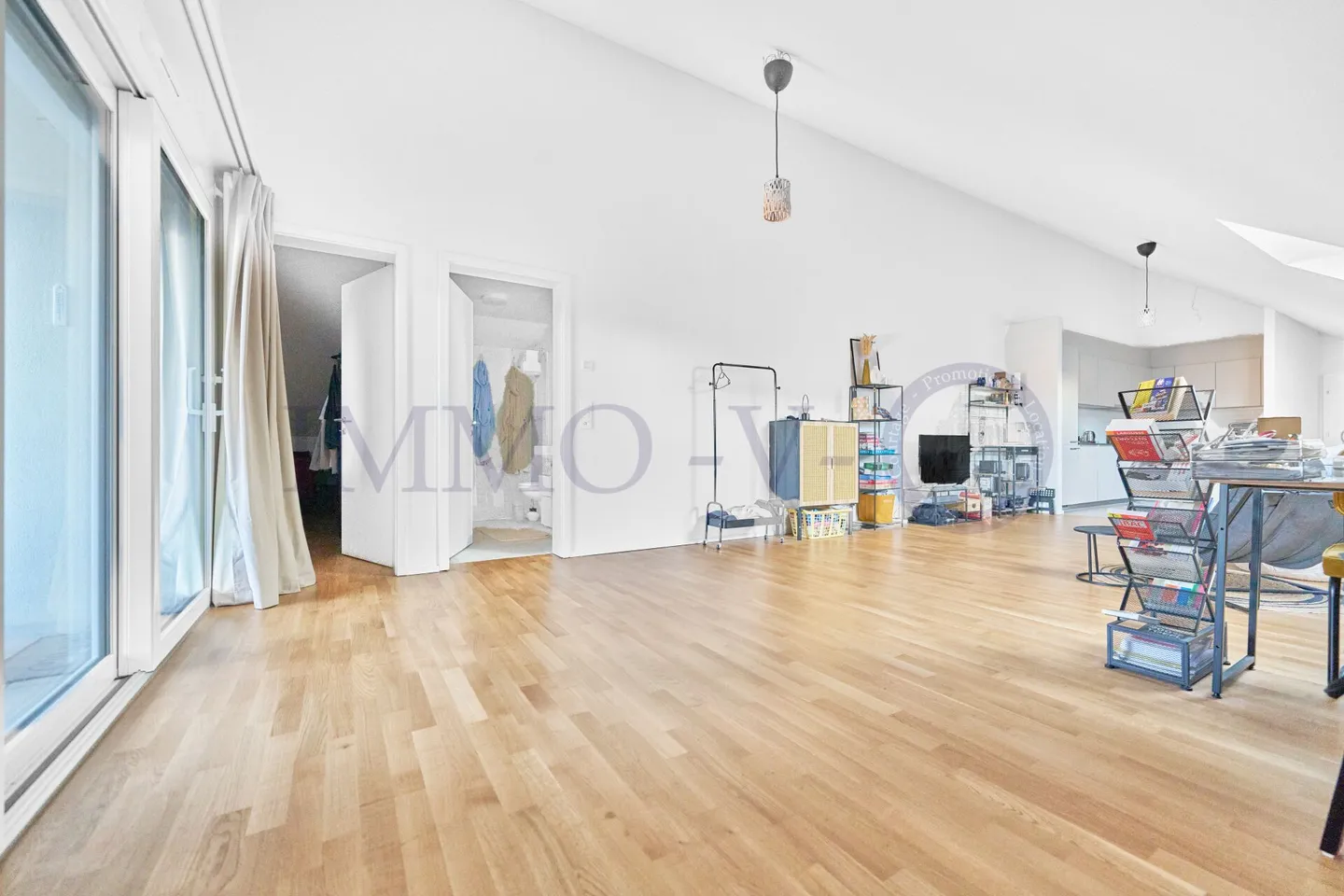 SPAZIOSO E LUMINOSO CON BALCONE-LOGGIA - Foto 5 di 7