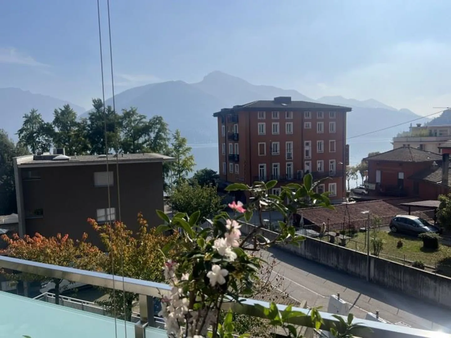 Elegant penthouse, large sunny terrace with lake view - Photo 1 of 13