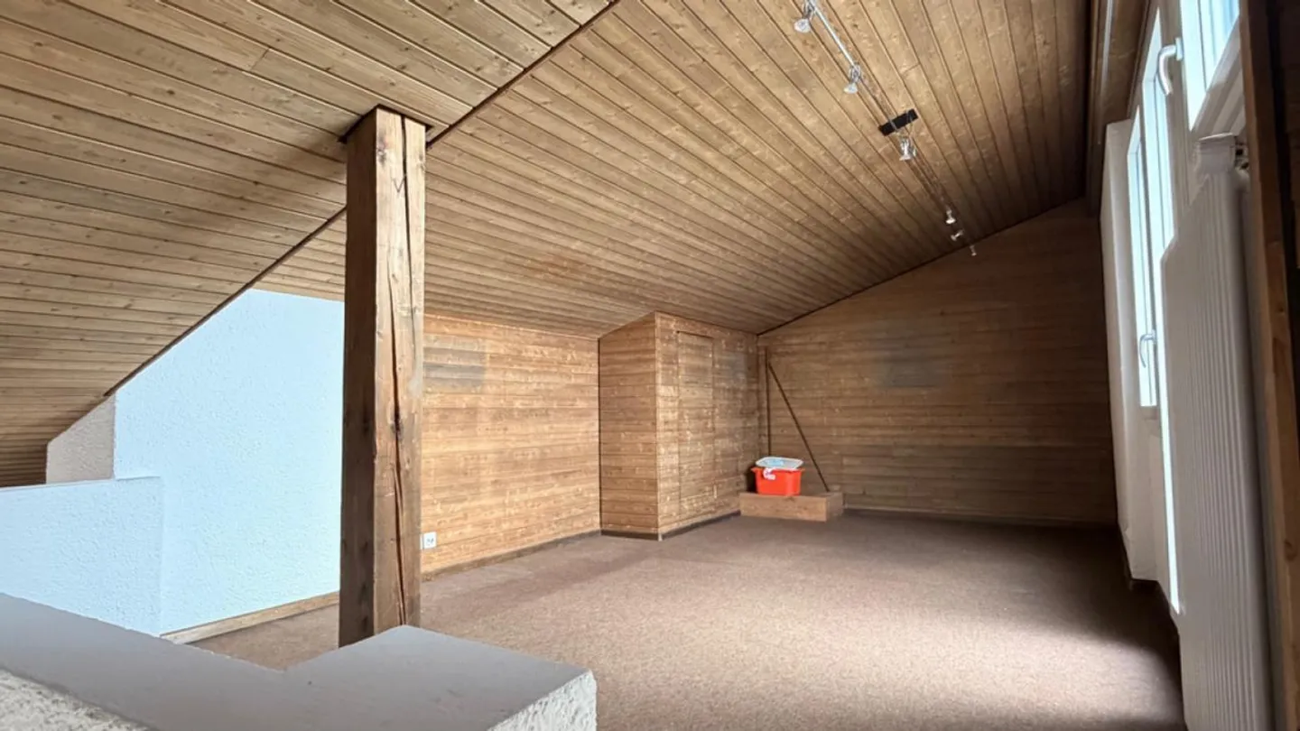 Plan d'étage spacieux avec vue dégagée - Photo 9 sur 9