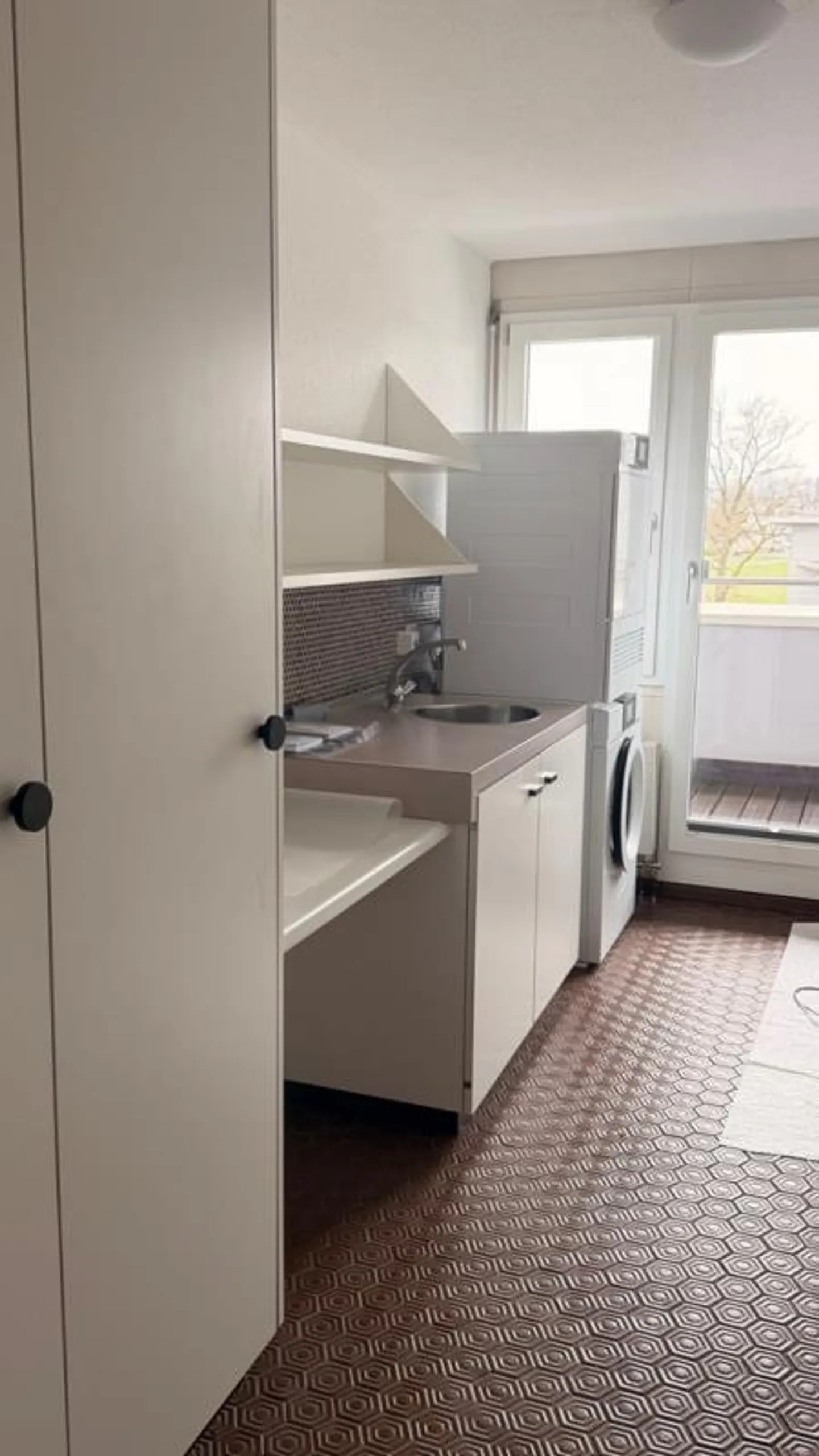 Plan d'étage spacieux avec vue dégagée - Photo 8 sur 9