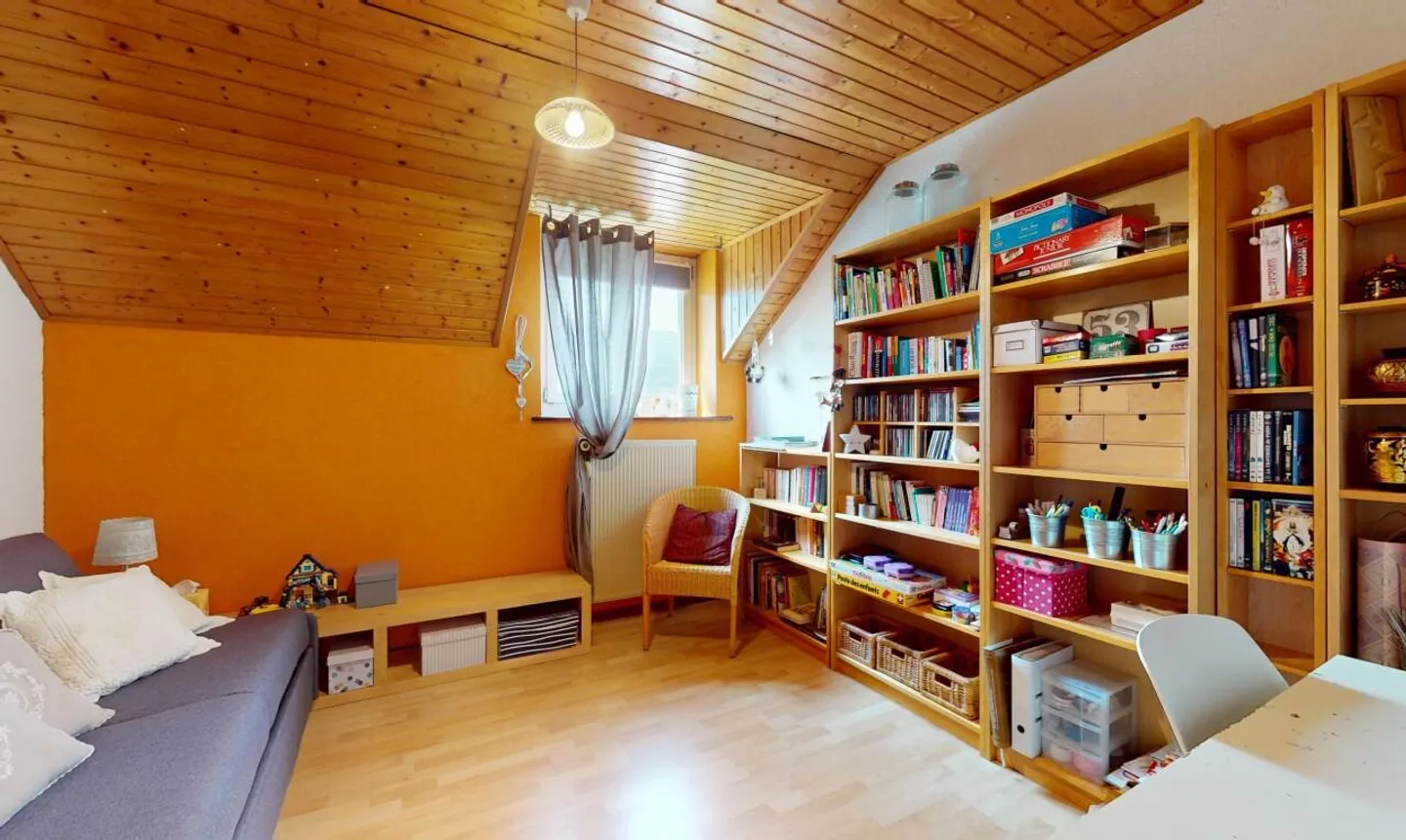 Large house with two apartments + separate offices and garages - Photo 9 of 11
