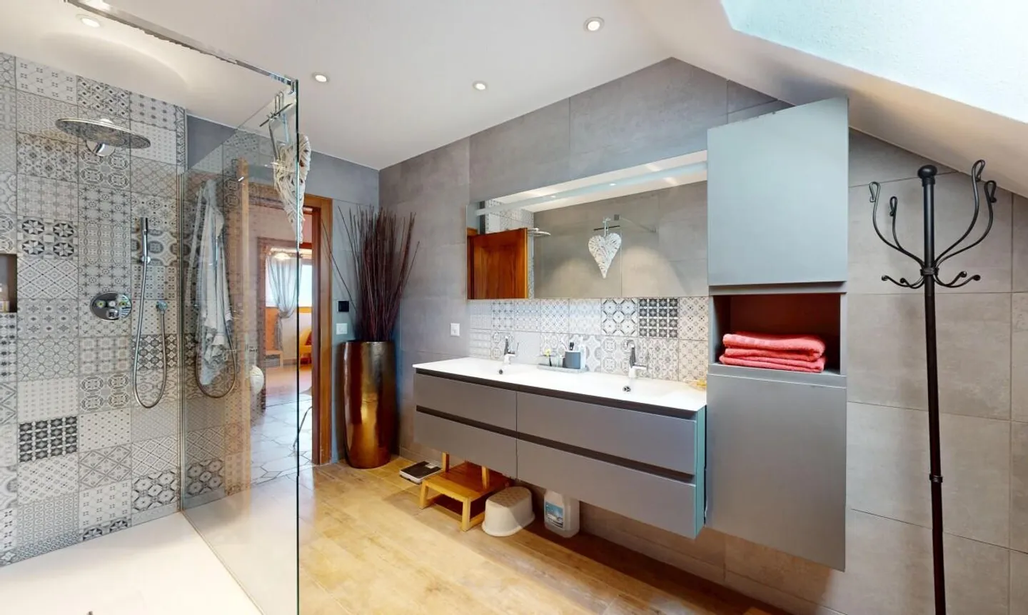 Large house with two apartments + separate offices and garages - Photo 10 of 11