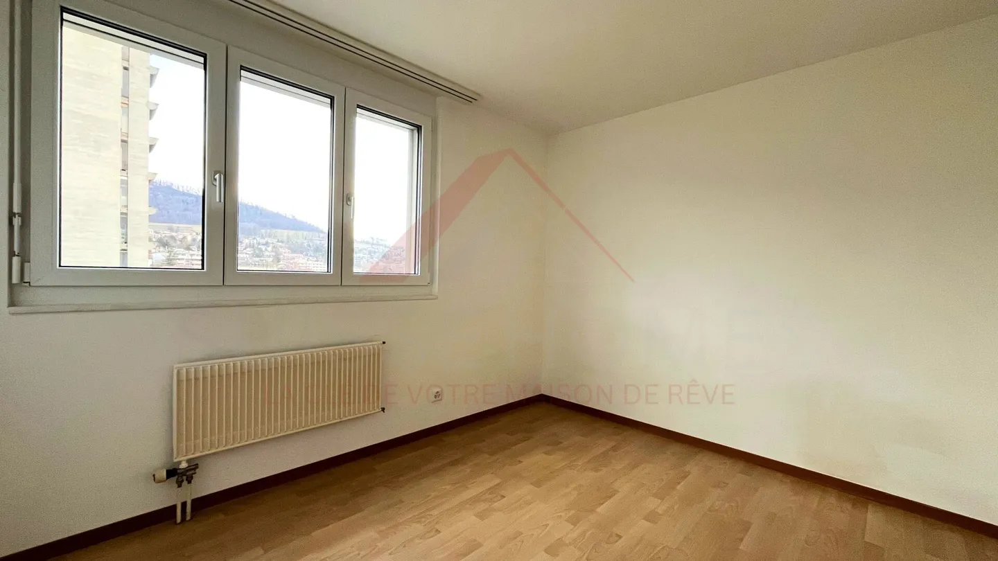 Delémont - 3,5 locali ristrutturati (85 m²) al 5° piano con terrazza soleggiata, vista panoramica e triplo vetro 2024 - Foto 6 di 9