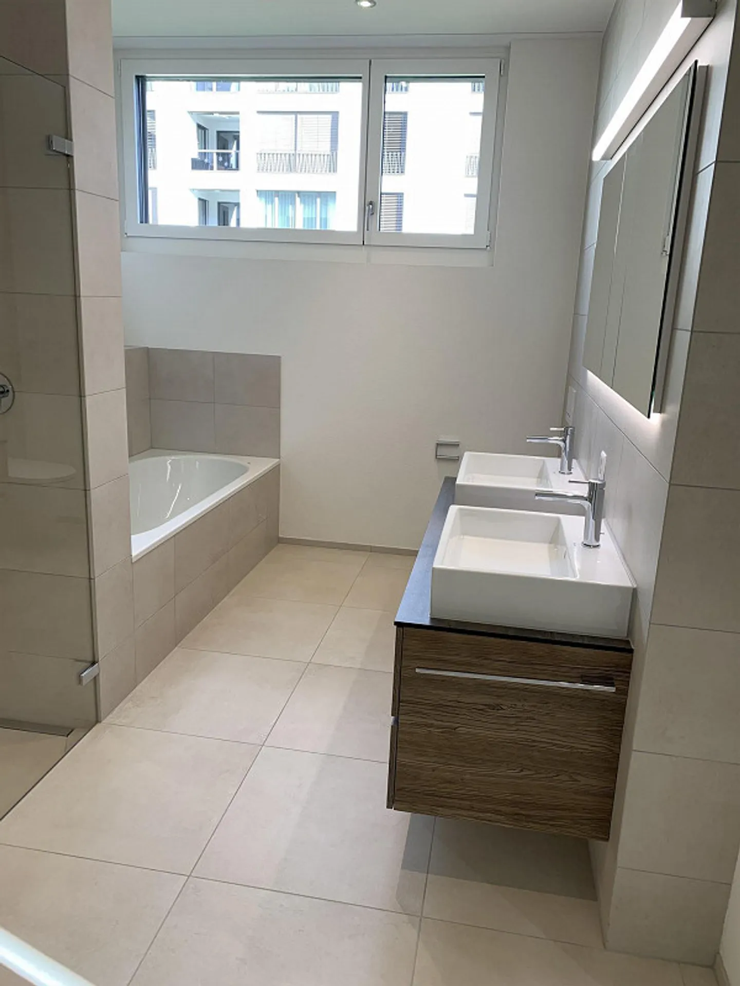 Attractive, Modern Ground Floor Apartment - Photo 7 of 11