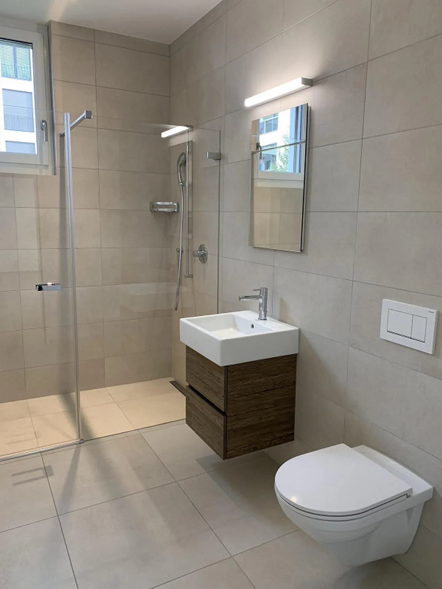 Attractive, Modern Ground Floor Apartment - Photo 9 of 11