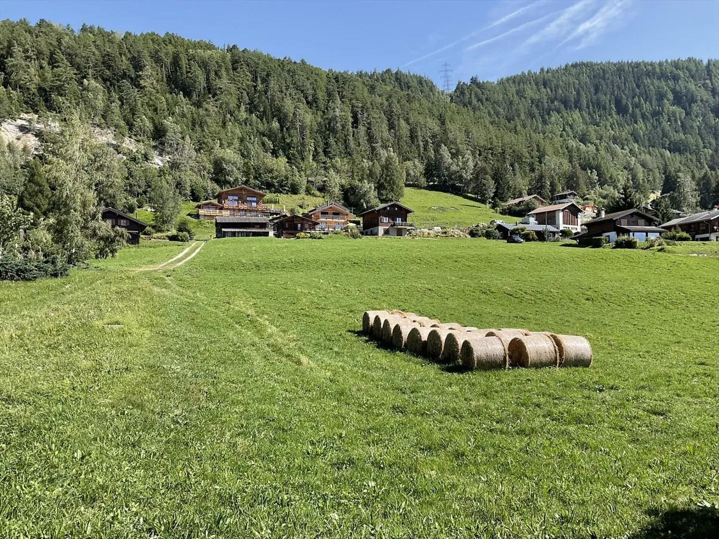 Chalets for sale in La Tzoumaz in the heart of the 4 Valleys ski area - Photo 4 of 5