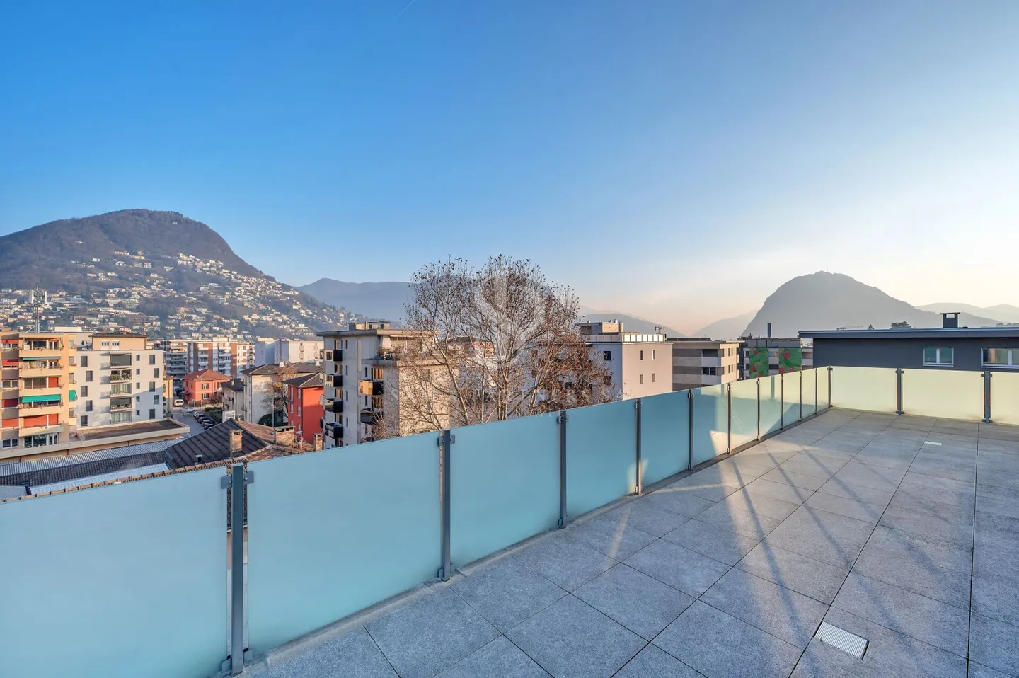 Sonnige Penthouse in der Stadt - Foto 3 von 17