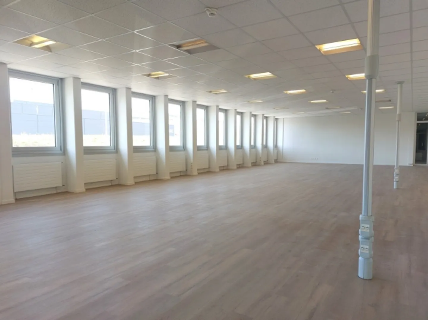 Bureaux lumineux 160 m2 - Près de l'autoroute/du trafic - Location flexible - Photo 1 sur 3