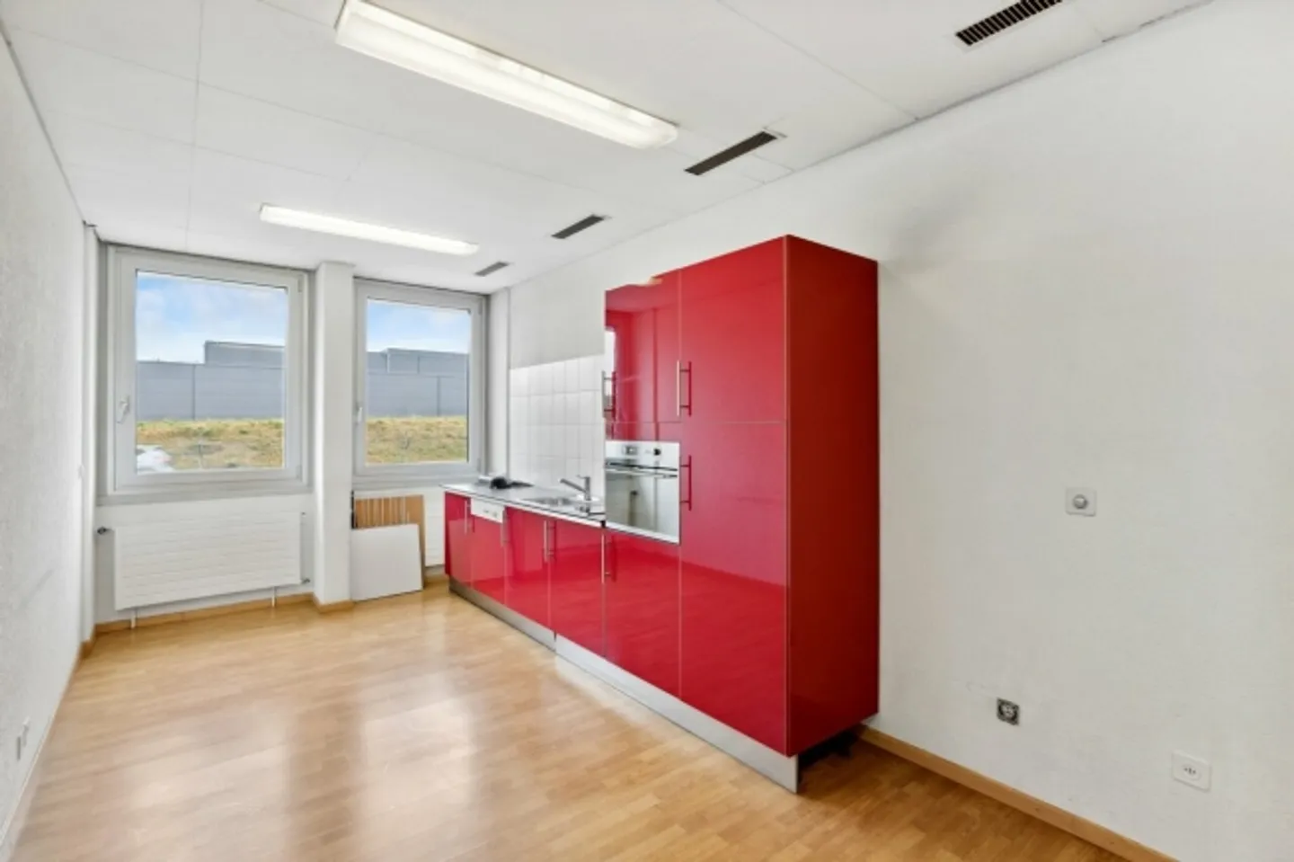 Bureaux lumineux 160 m2 - Près de l'autoroute/du trafic - Location flexible - Photo 2 sur 3