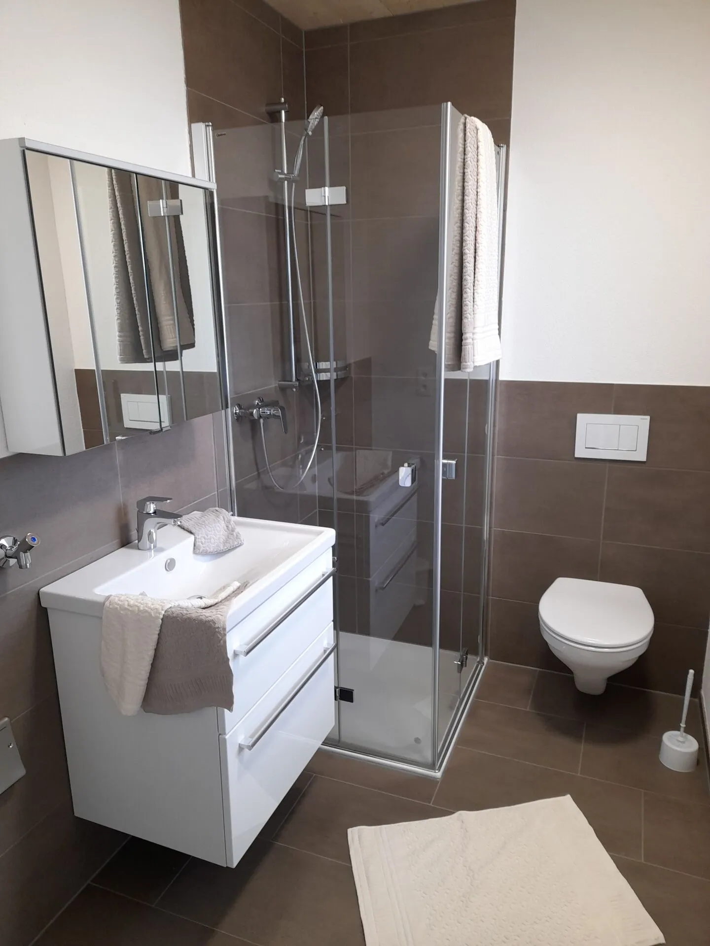 Charmant appartement meublé avec balcon dans une petite résidence - Photo 2 sur 6