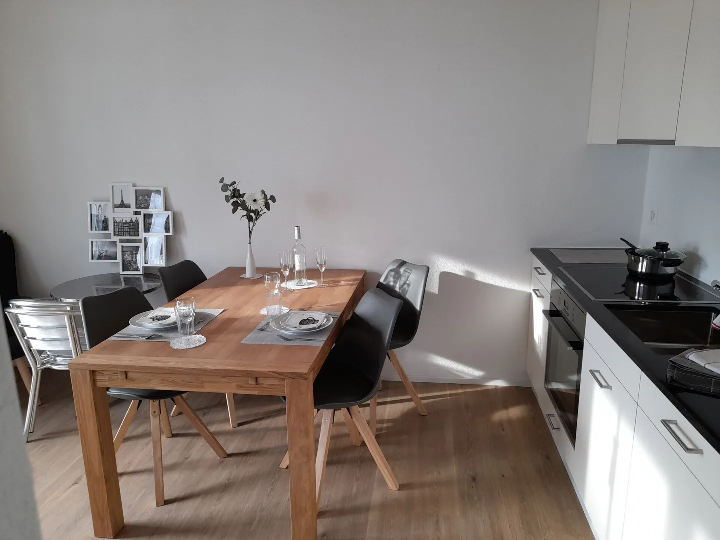 Charmant appartement meublé avec balcon dans une petite résidence - Photo 3 sur 6