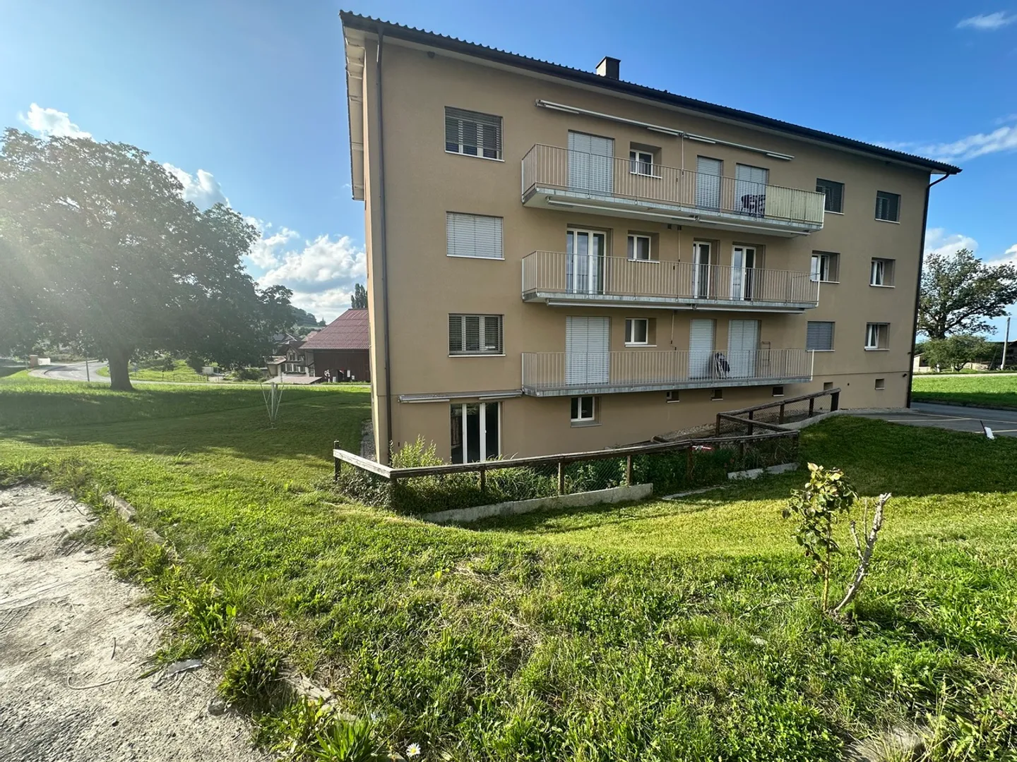 Unique! Vuisternens-en-Ogoz 3.5 rooms renovated + 431 m2 garden - Photo 1 of 6