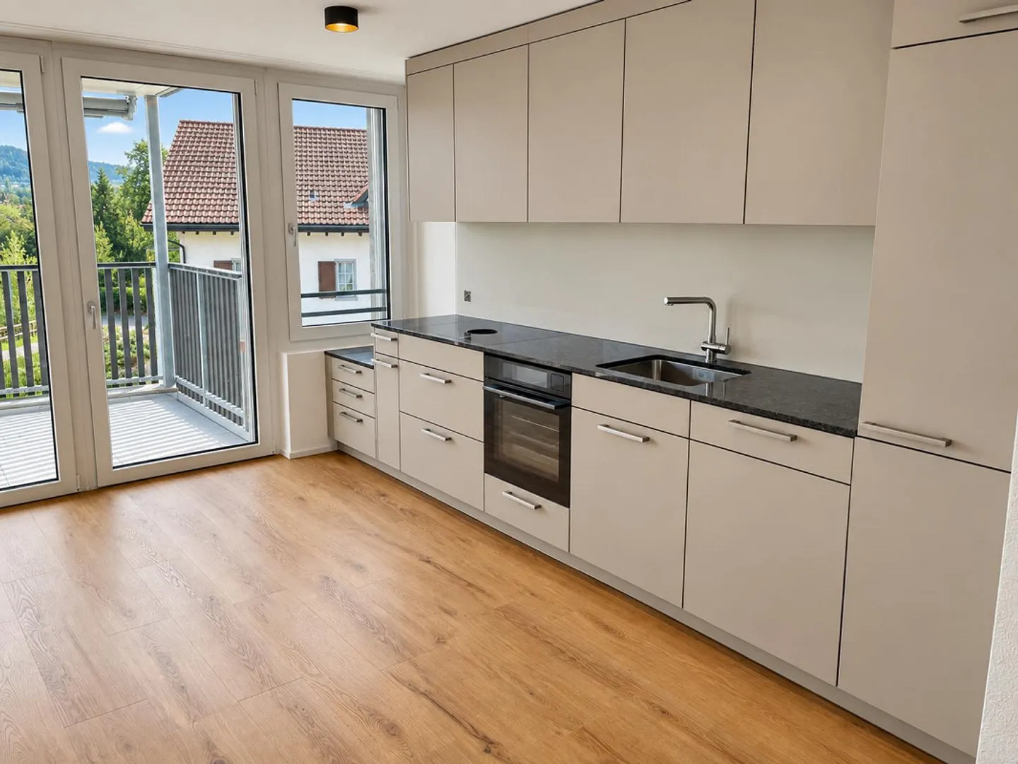 3.5-Room Apartment - Sunny, Spacious and with a View - Photo 3 of 13