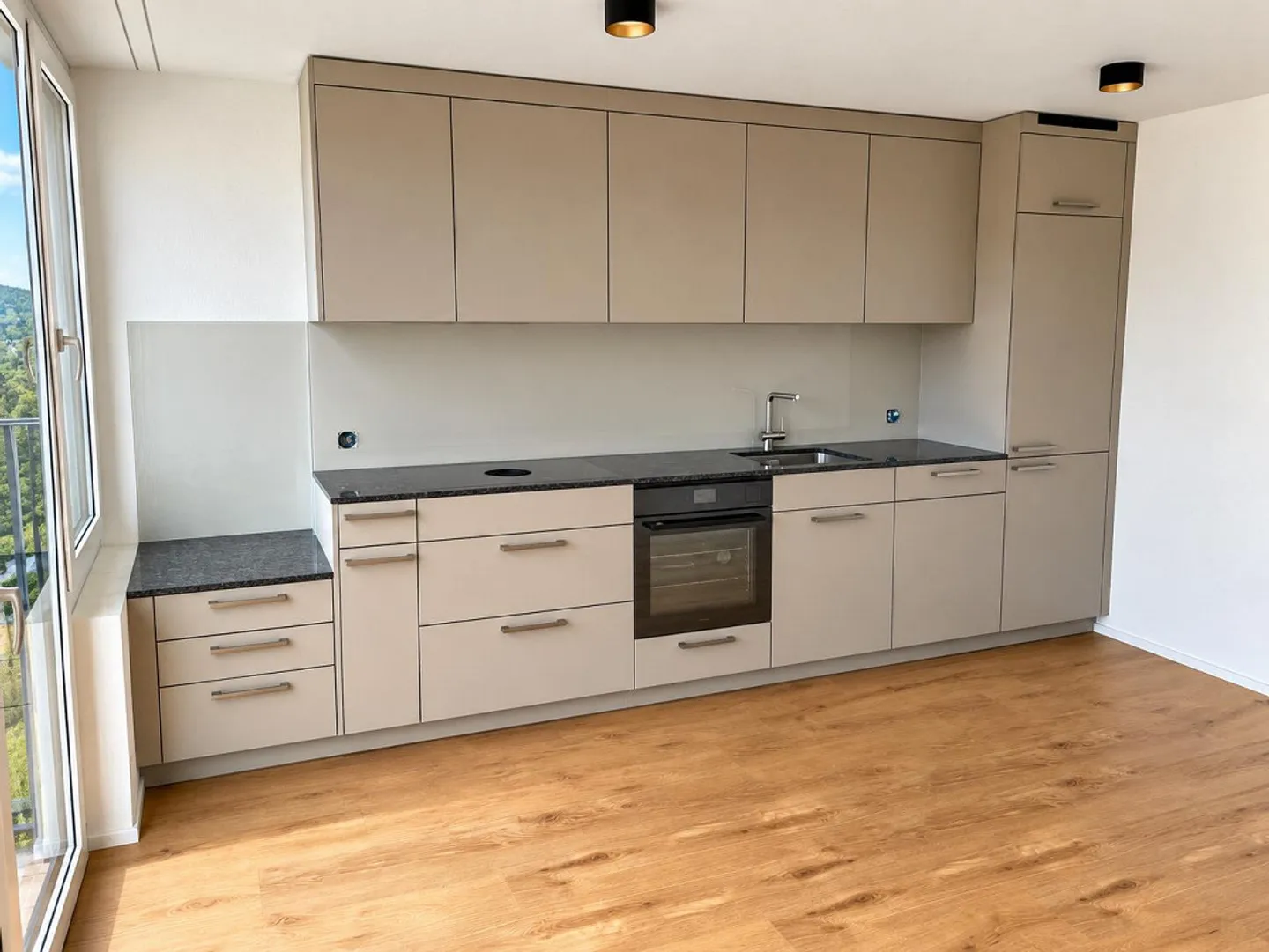3.5-Room Apartment - Sunny, Spacious and with a View - Photo 4 of 13