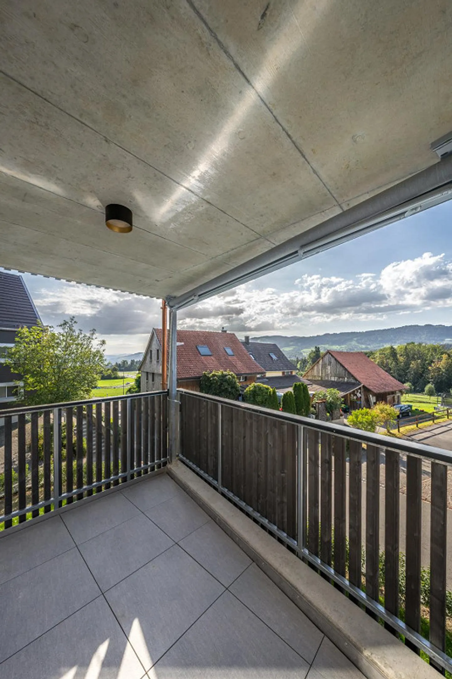 3.5-Room Apartment - Sunny, Spacious and with a View - Photo 10 of 13