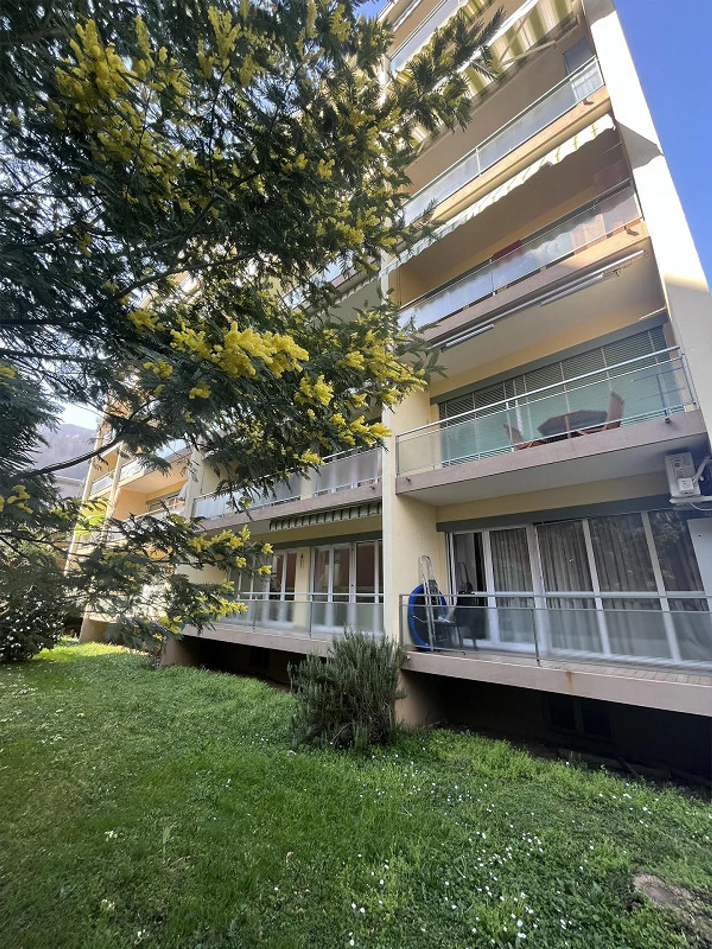 Quiet 2.5-room apartment in Agno / Second home possible - Photo 1 of 9