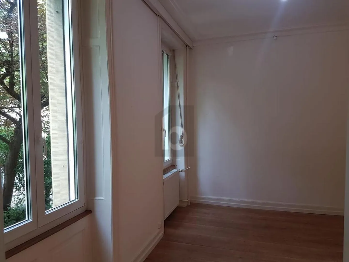 LIGHT-FLOODED WITH HIGH CEILINGS - Photo 5 of 6