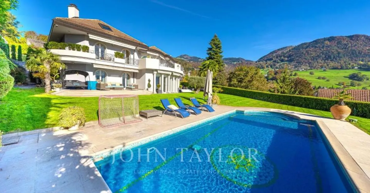 Villa di Lusso con Vista Lago - Foto 1 di 12