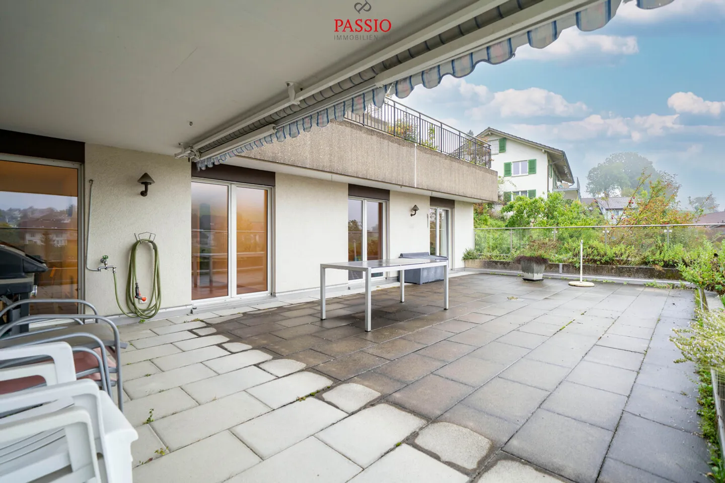 Appartamento con terrazza di 5,5 stanze con giardino e vista panoramica - Foto 2 di 21