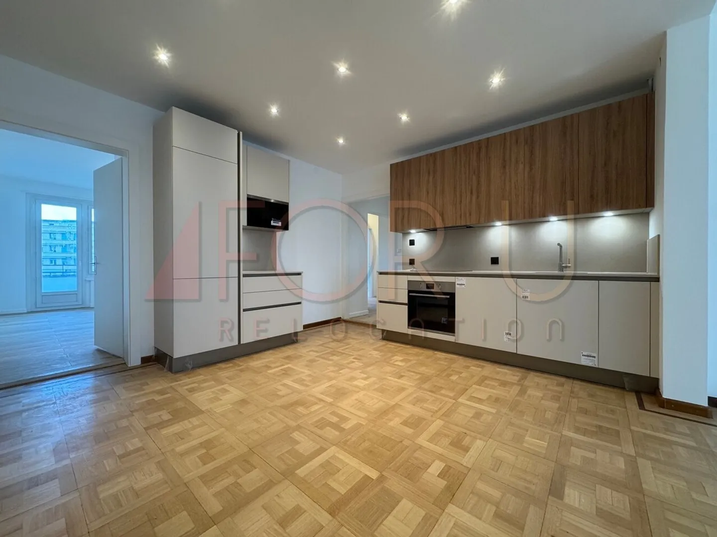 Magnificent renovated 5-room apartment with 2 balconies and close to the lake - Photo 3 of 13