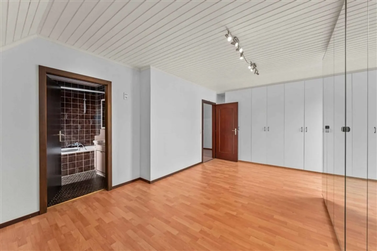 Charming Family Villa in Residential Area - Photo 8 of 13