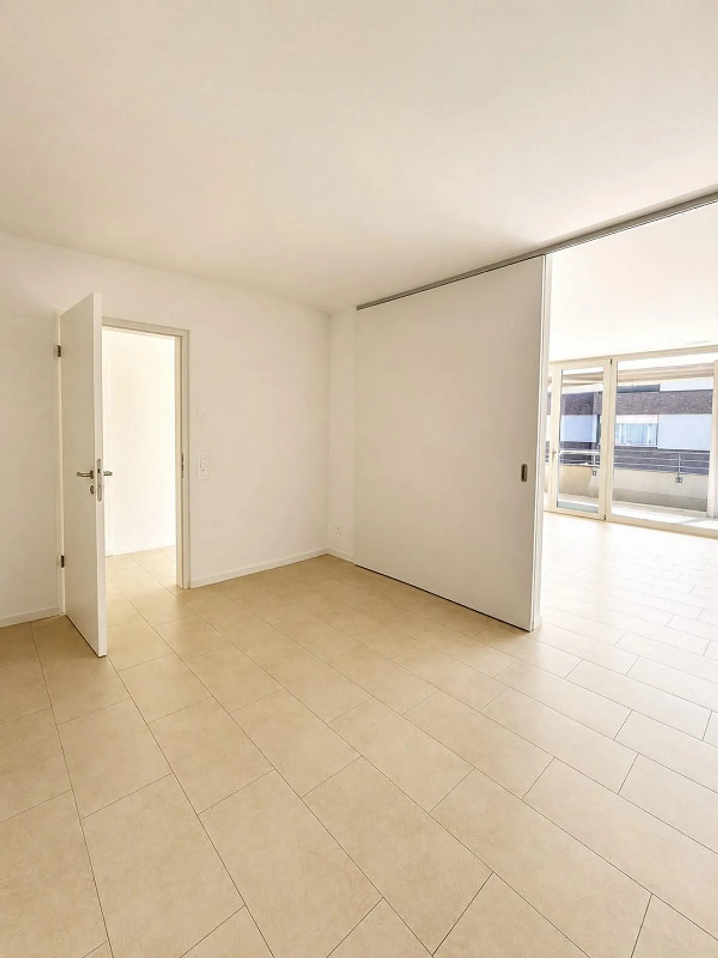 Vivre moderne avec un grand espace extérieur - Photo 3 sur 7