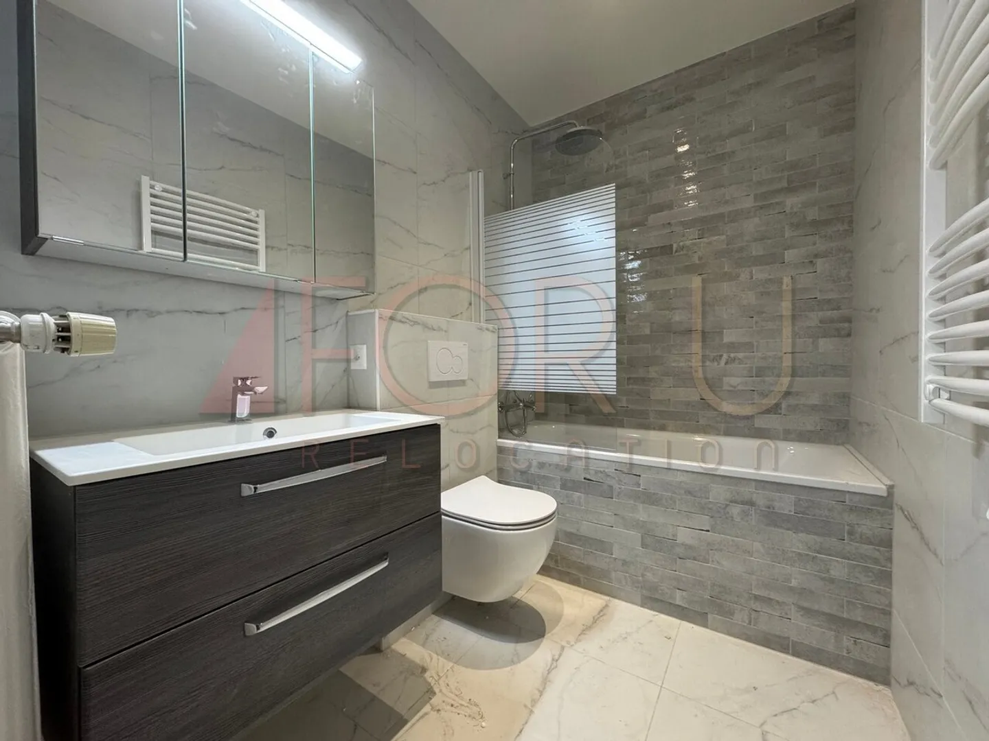 Magnificent renovated 5-room apartment with 2 balconies and close to the lake - Photo 7 of 13