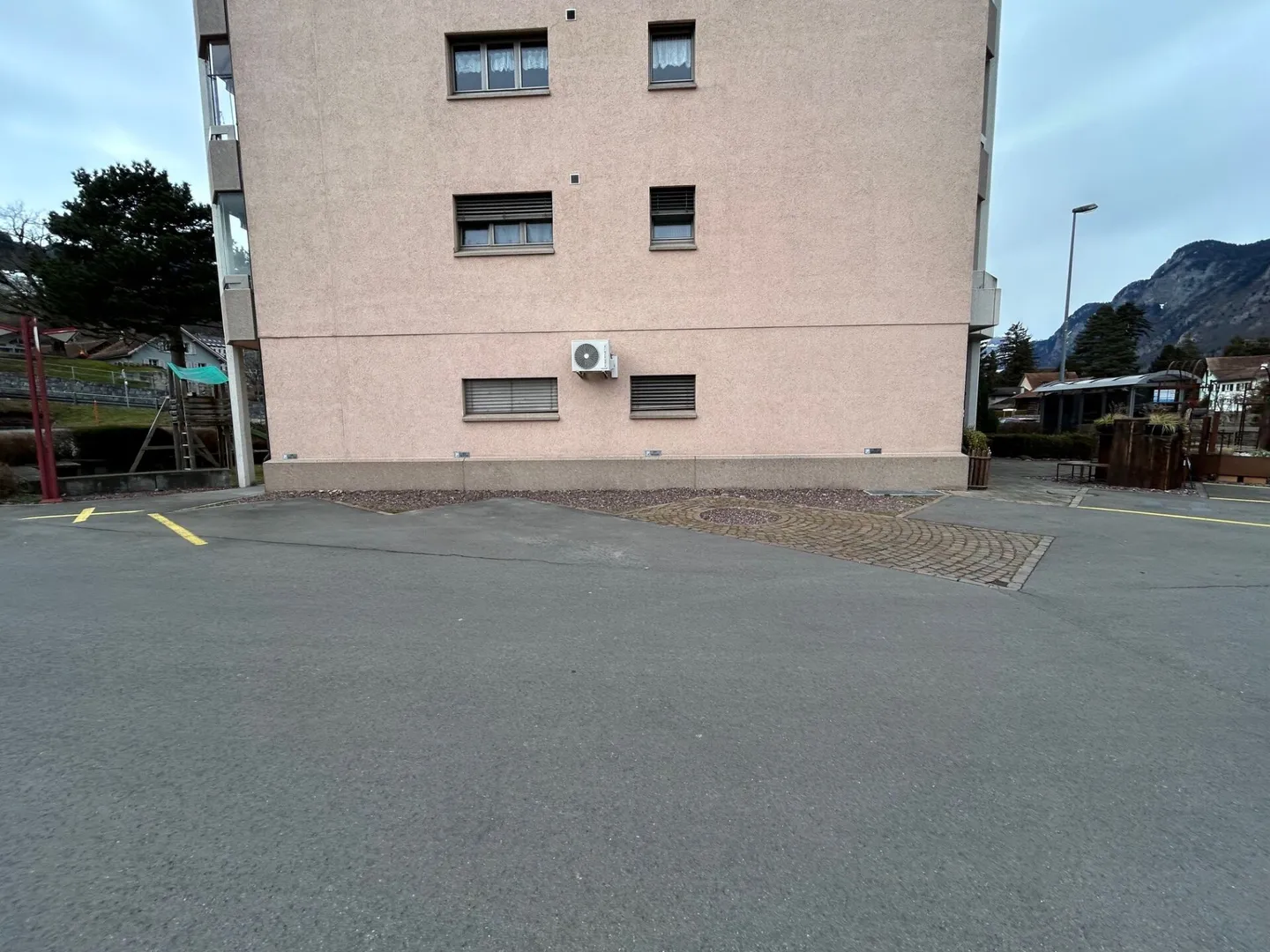 Parcheggio esterno - Foto 1 di 2