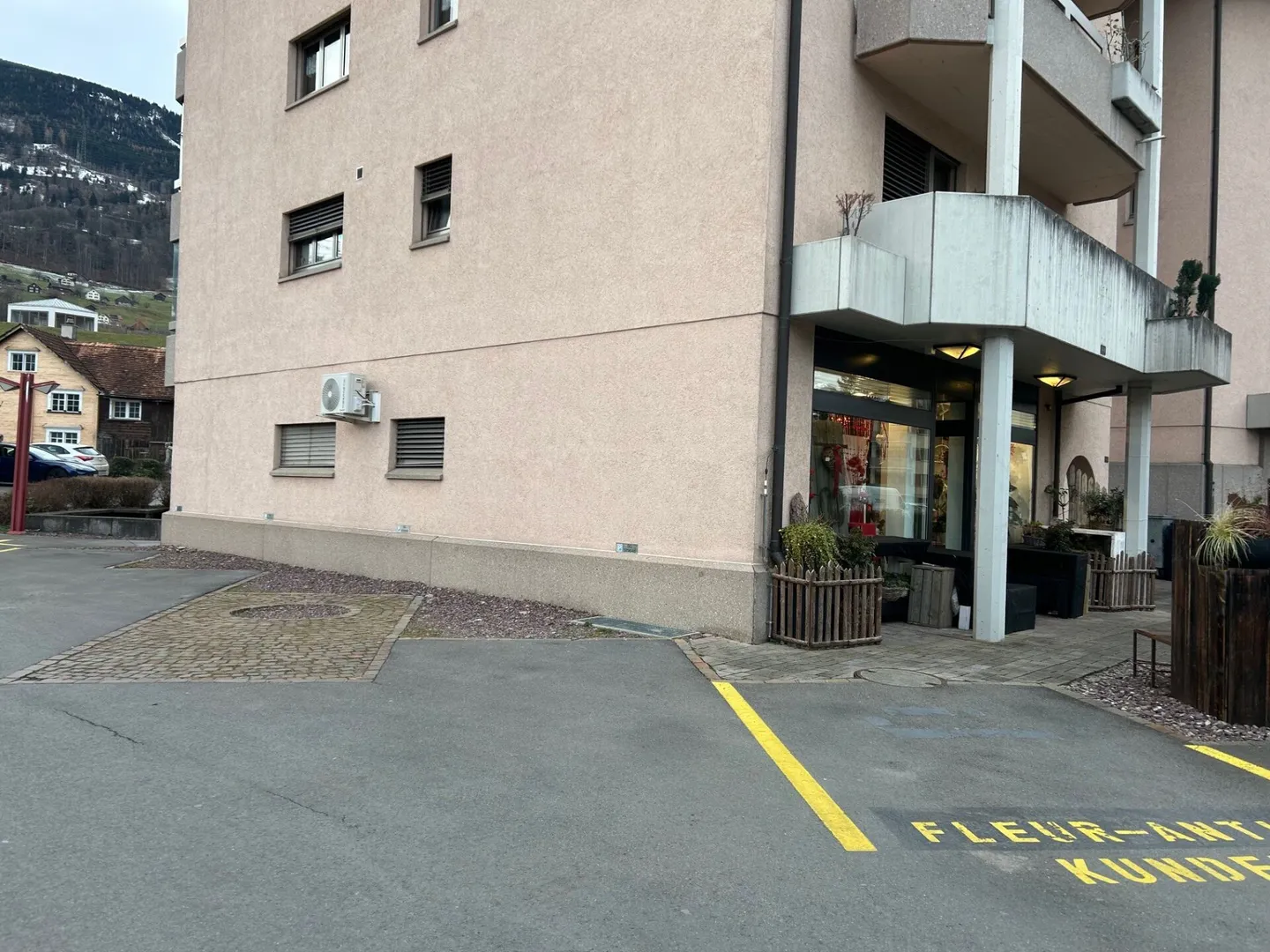 Parcheggio esterno - Foto 2 di 2