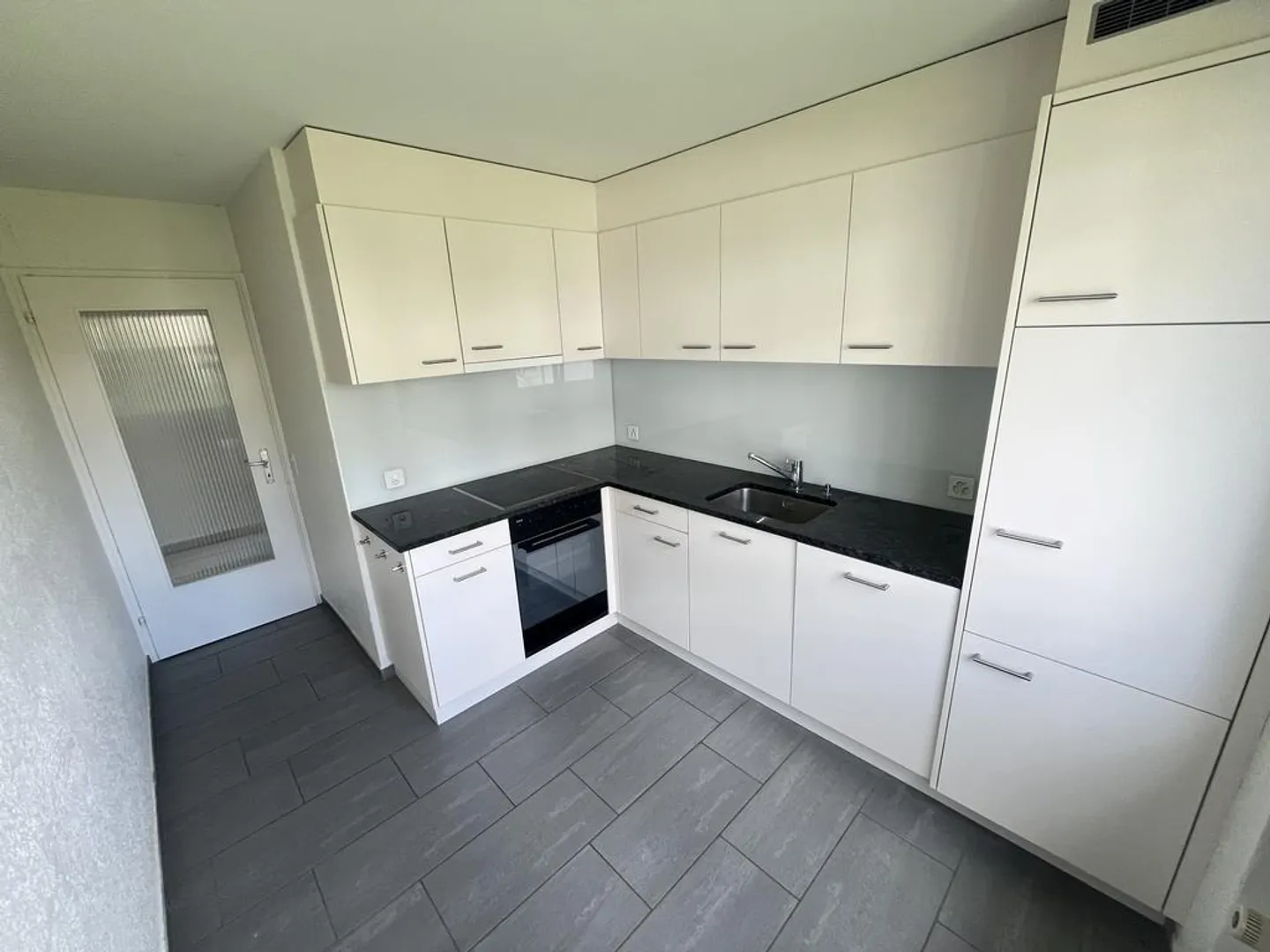 APPARTEMENT ATTRACTIF DE 4,5 PIÈCES DANS UN EMPLACEMENT CALME À REINACH - Photo 2 sur 9