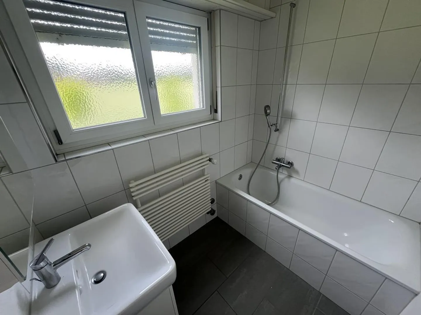 APPARTEMENT ATTRACTIF DE 4,5 PIÈCES DANS UN EMPLACEMENT CALME À REINACH - Photo 3 sur 9