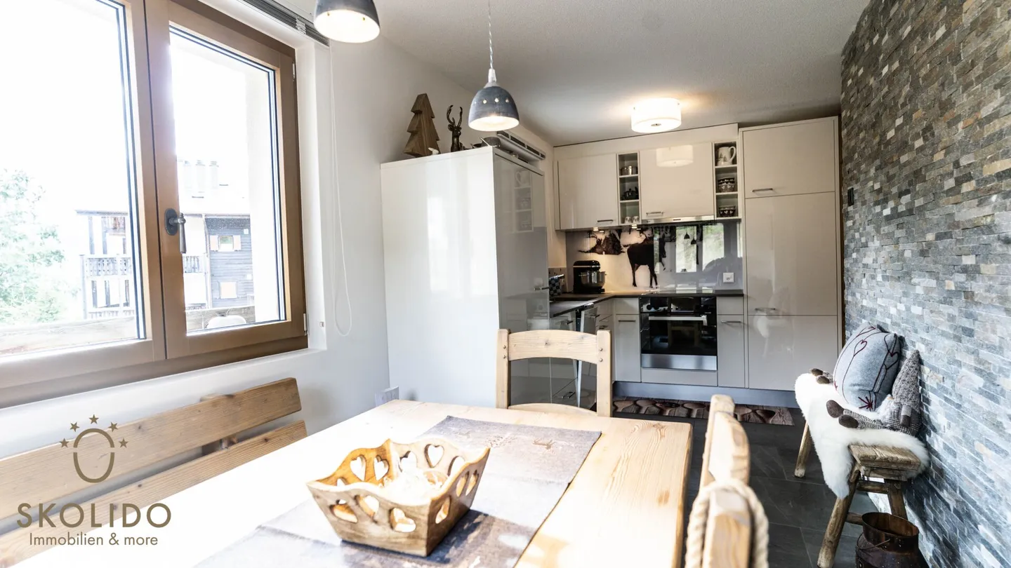 Appartamento ristrutturato di alta qualità con charme alpino in posizione centrale - Foto 5 di 27