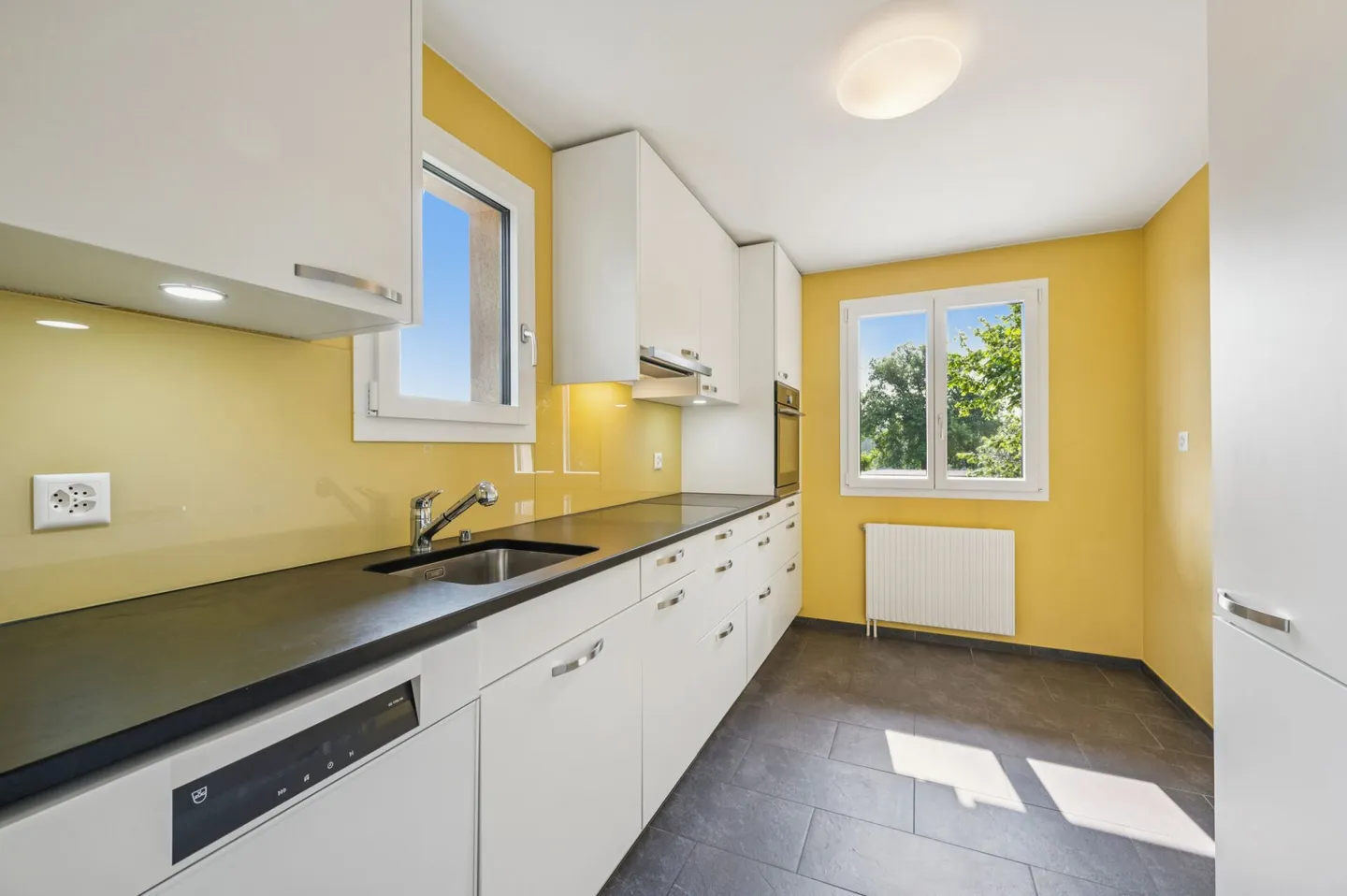 Charming 5.5-Room Single-Family House with Scenic Views and Garden Idyl - Photo 5 of 13