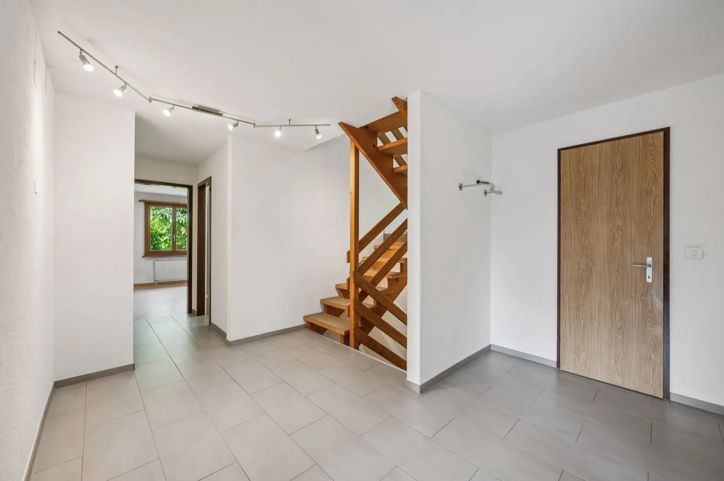 Charming 5.5-Room Single-Family House with Scenic Views and Garden Idyl - Photo 6 of 13