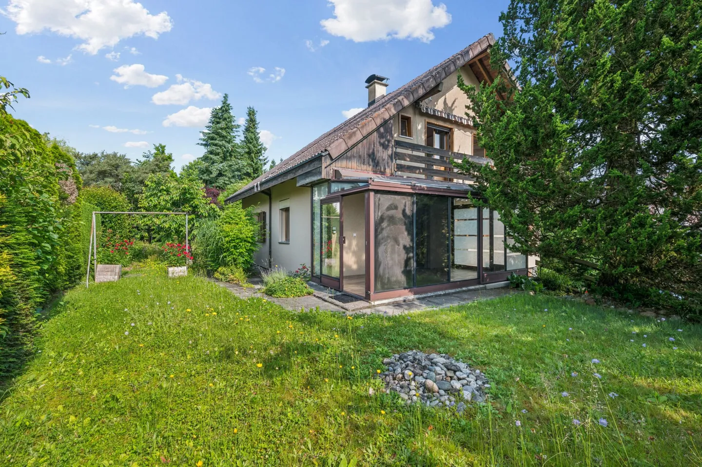Charming 5.5-Room Single-Family House with Scenic Views and Garden Idyl - Photo 11 of 13