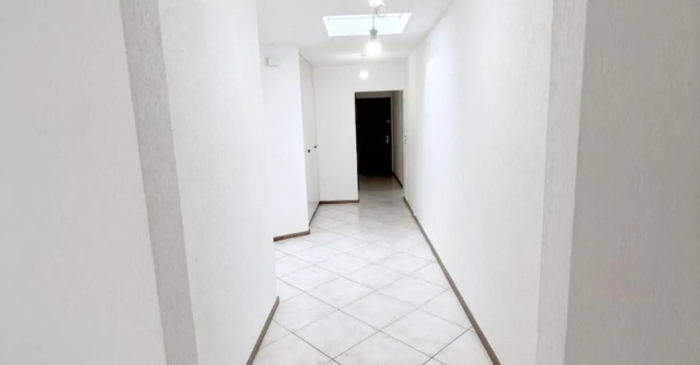 Appartement spacieux au dernier étage - Photo 2 sur 11