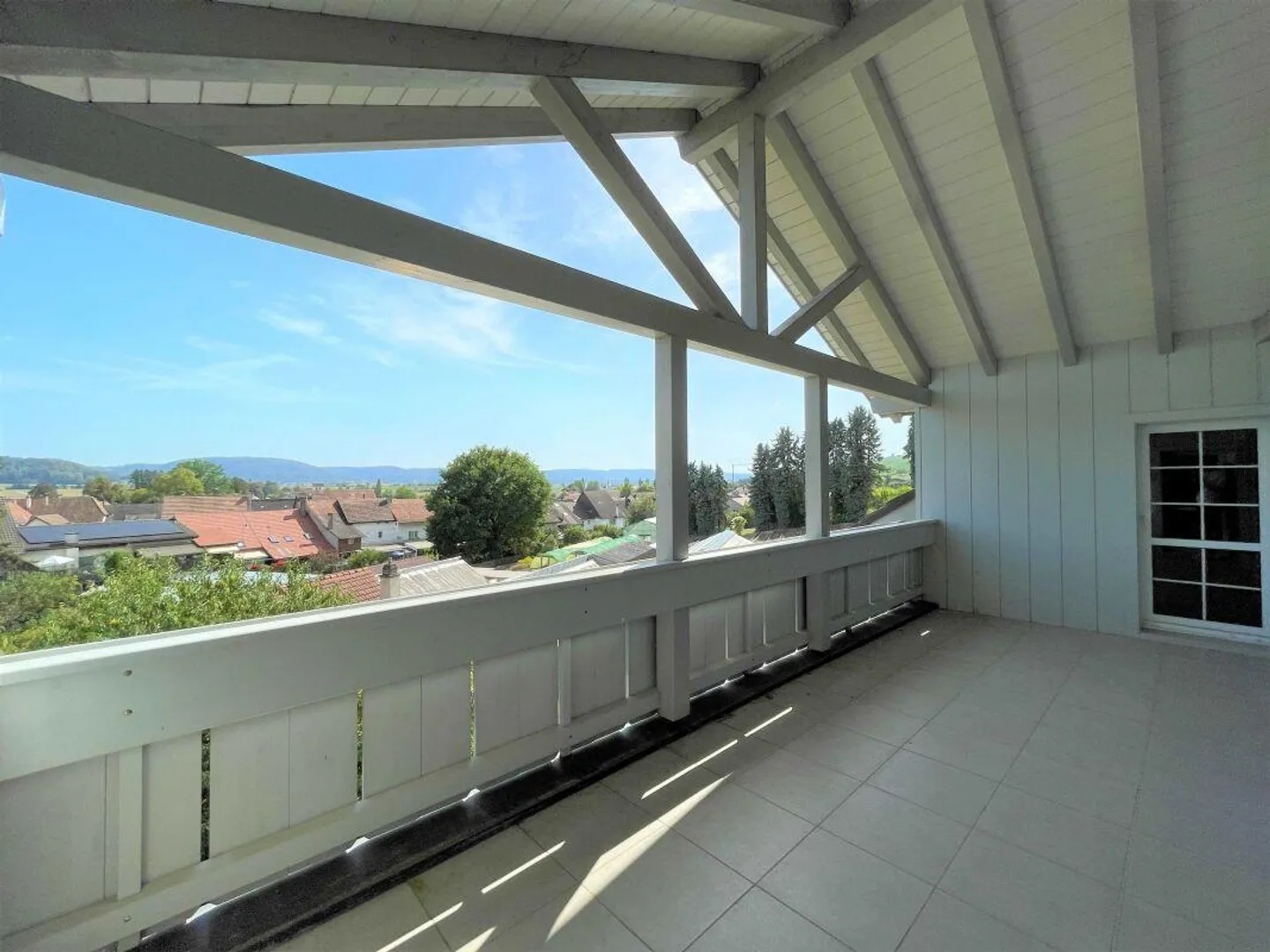 Appartement en attique spacieux de 5,5 pièces avec vue imprenable - Photo 2 sur 12