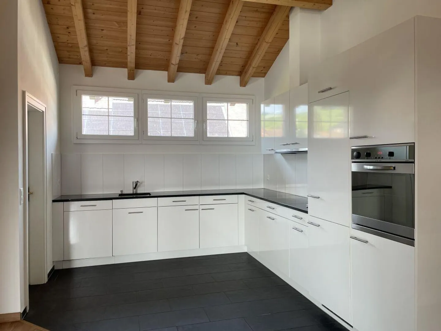 Appartement en attique spacieux de 5,5 pièces avec vue imprenable - Photo 5 sur 12