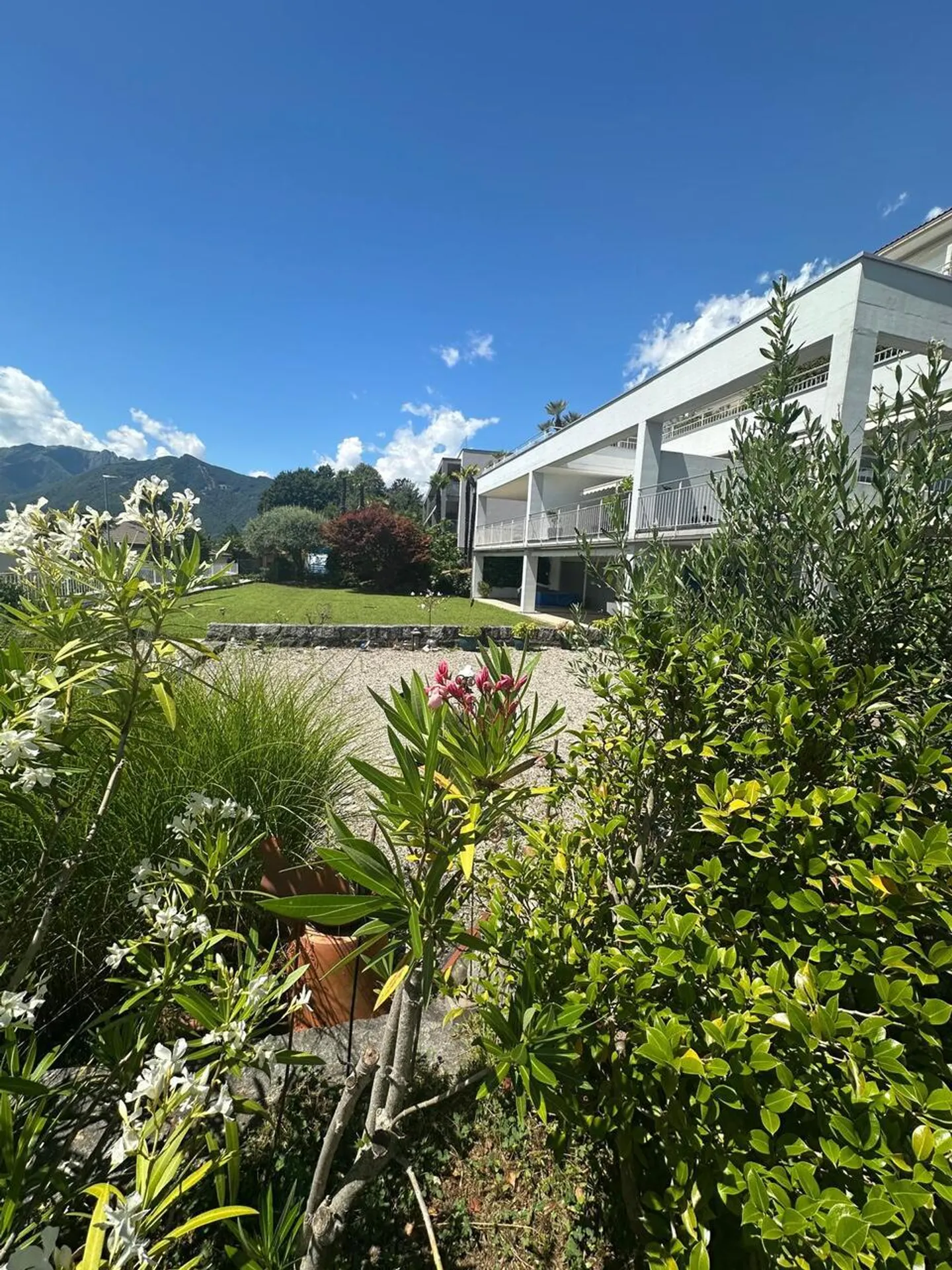 Appartamento con terrazza e vista lago e posto auto - Foto 10 di 11
