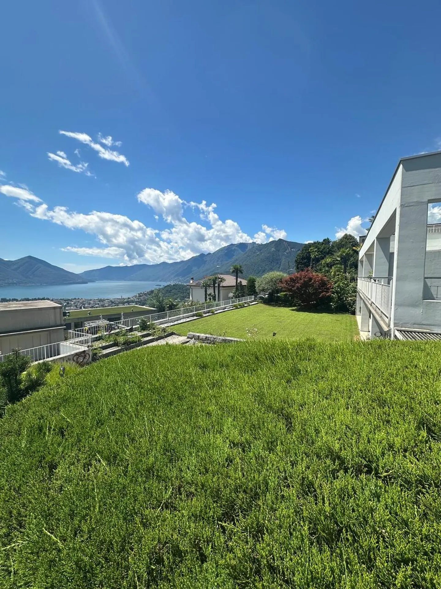 Appartamento con terrazza e vista lago e posto auto - Foto 11 di 11