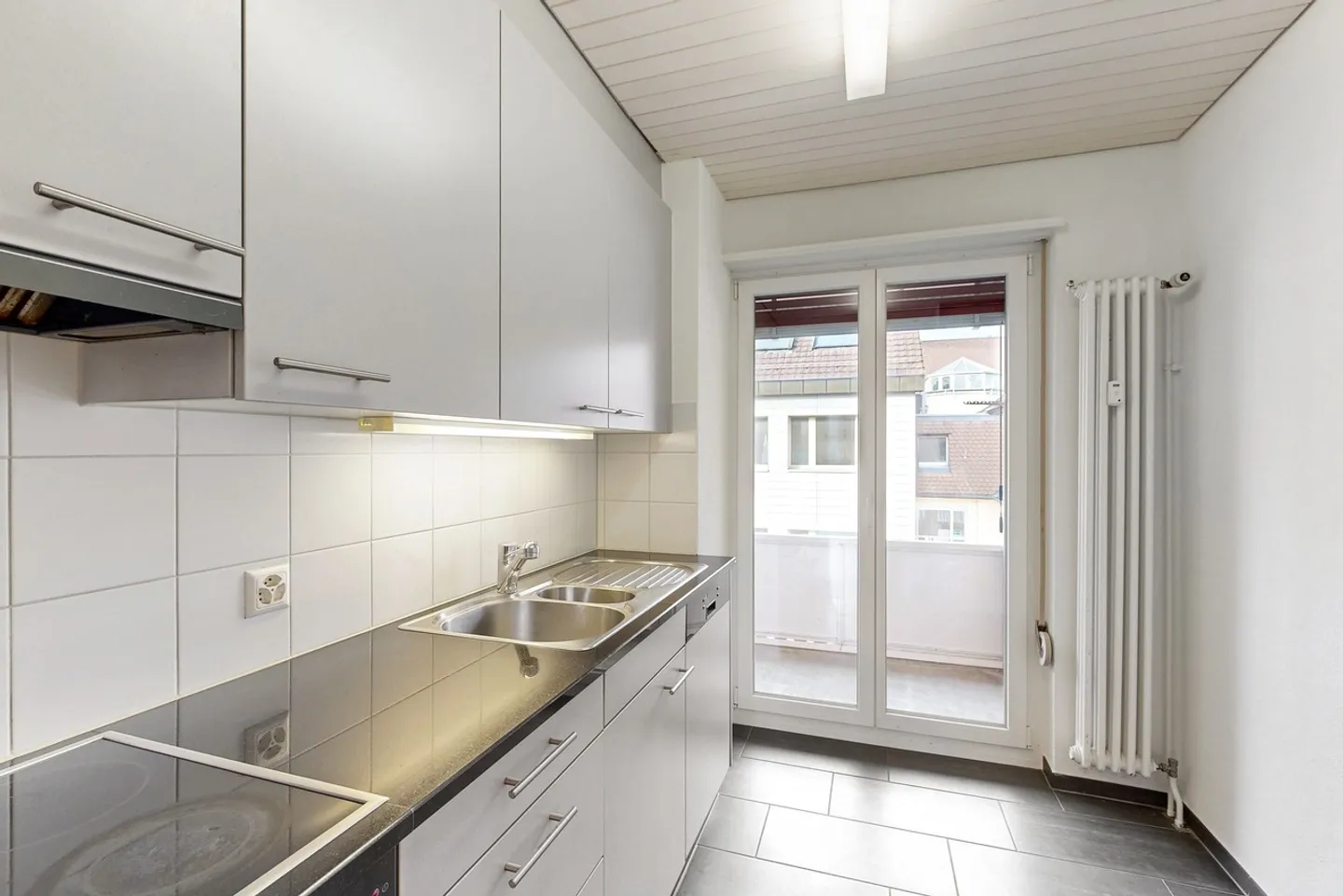 Charming Apartment with Balcony - Photo 2 of 6