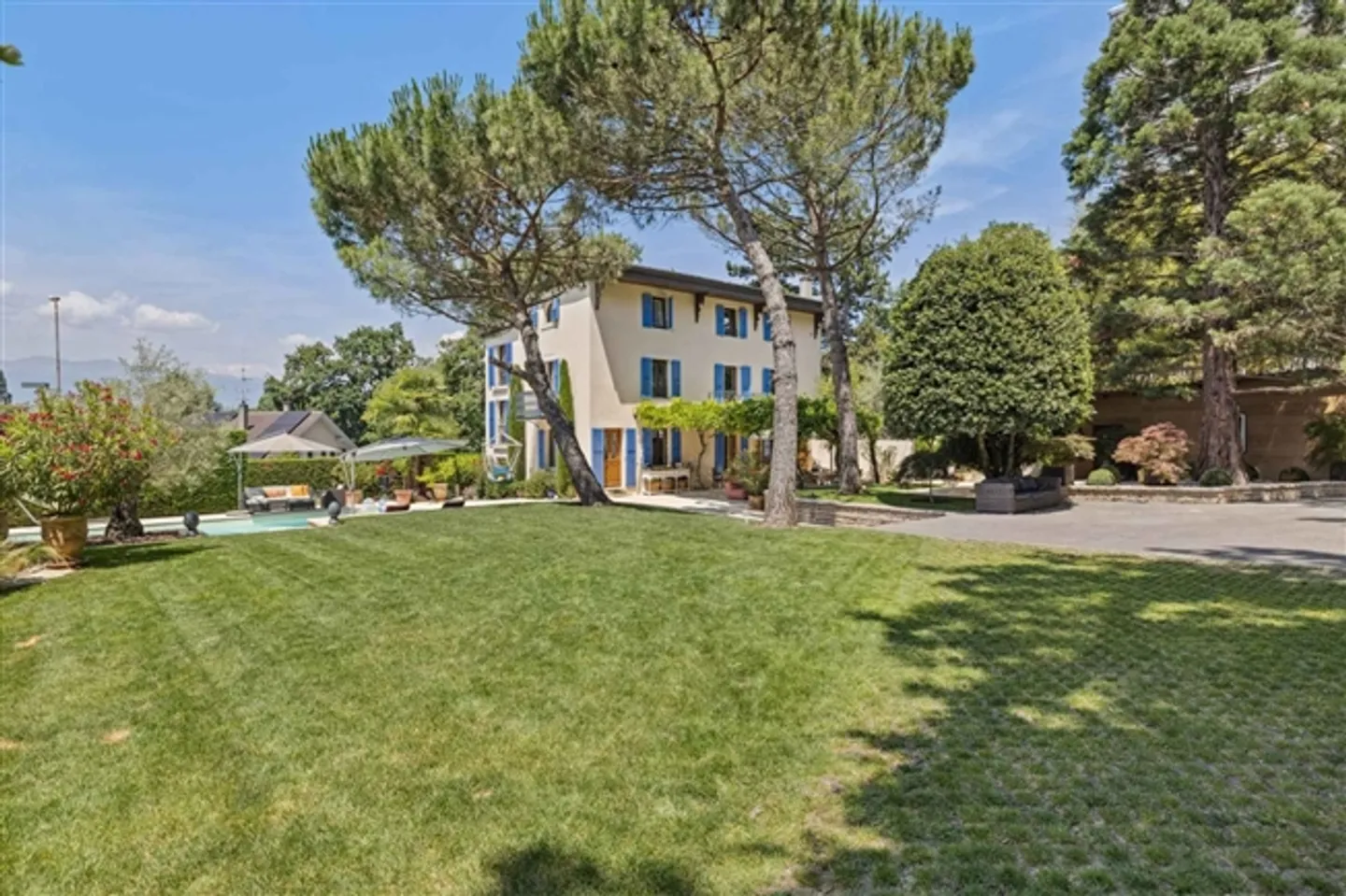 House with Garden and Pool - Photo 2 of 13