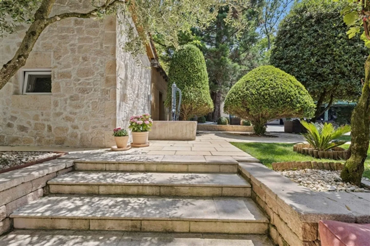 House with Garden and Pool - Photo 9 of 13