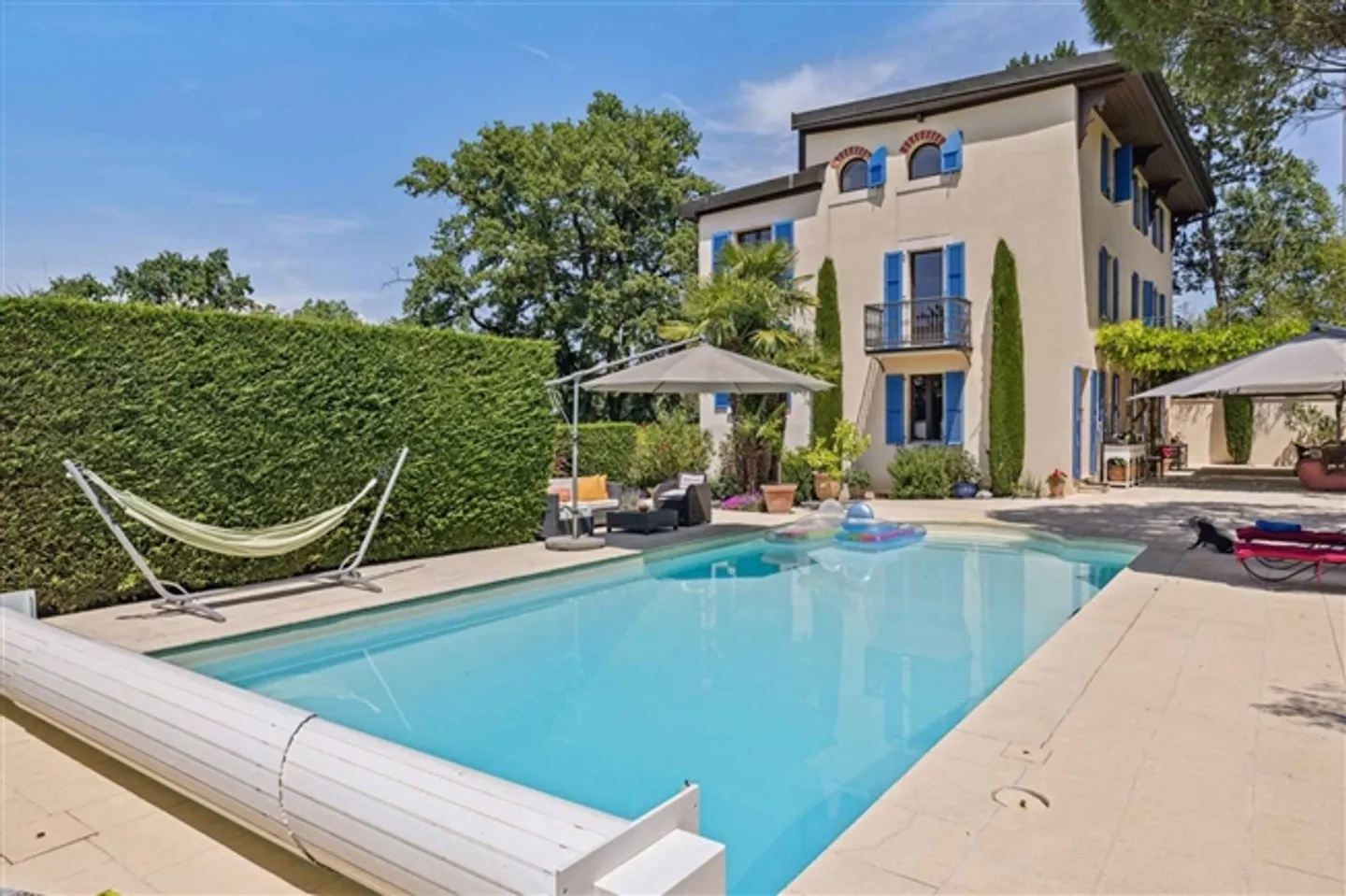 House with Garden and Pool - Photo 10 of 13